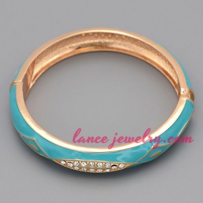 Unique patterns with rhinestone beads decorated bangle
