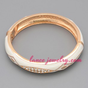 Nice bangle with pure white enamel decoration