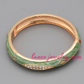Distinctive green color patterns decorated bangle