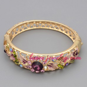 Beautiful bangle with bloomy flower patterns