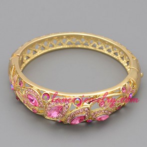 Fashion bangle with sweet pink color decoration