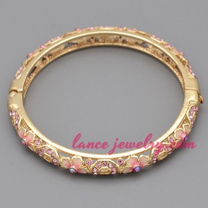 Delicate bangle with pink color rhinestone beads surrounded