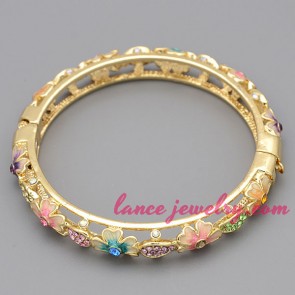 Delicate bangle decorated with nice flower patterns