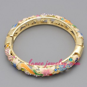 Nice bangle with bloomy flower patterns