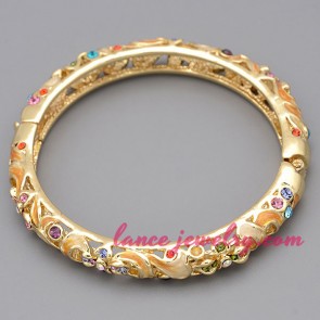 Fashion alloy bangle with nice flower patterns decorated