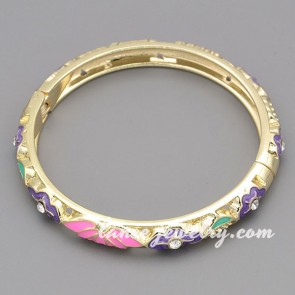 Distinctive alloy bangle with mix color enamel decorated