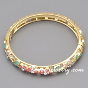 Nice alloy bangle with sweet flower patterns