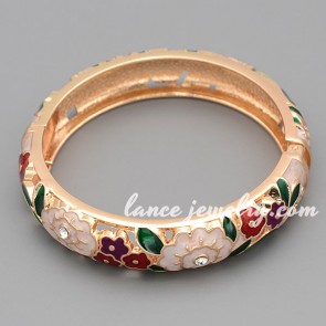 Classic alloy bangle with flower patterns decoration