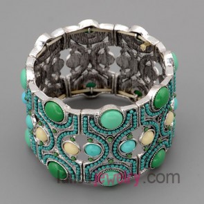 Special bracelet with silver zinc alloy decorate measles and multicolor resin
