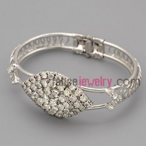 Cute bracelet with silver zinc alloy decorate shiny rhinestone with drop model