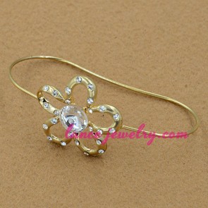 Simple flower model decorated alloy bangle