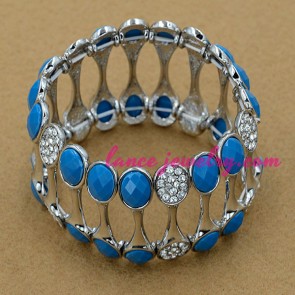 Distinctive alloy bangle with rhinestone beads