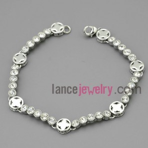 Pleasant chain link bracelet decorated with rhinestone