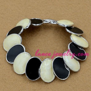 Distinctive alloy bracelet with cat eye and black color enamel decoration