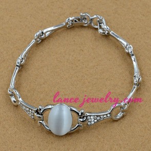 Elegant alloy bracelet with rhinestone beads decoration