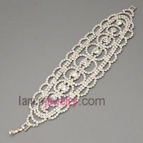 Lovely bracelet with brass claw chain decorated many shiny rhinestone 
