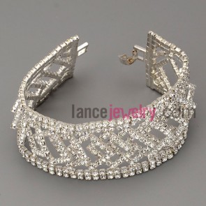 Glittering bracelet with brass claw chain decorated many shiny rhinestone in quadrilateral shape

