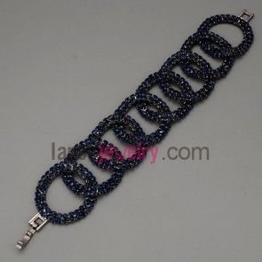Glittering bracelet with brass claw chain decorated deep blue  shiny rhinestone rings
