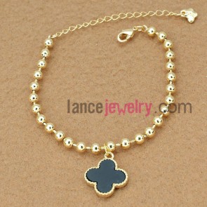 Glittering beads chain link bracelet decorated with a flower pendant