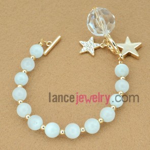 Exquisite alloy chain link bracelet decorated with glass pearls