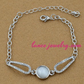 Fashion chain bracelet with white color cat eye decoration