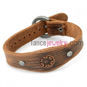 Fashion bracelet with brown leather decorated rivets and pin buckle 

