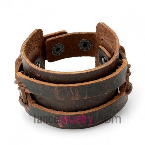 Personality bracelet with brown leather decorated snap fastener and rivet 


