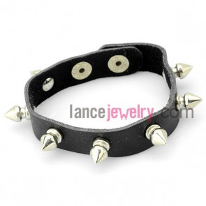 Personality bracelet with black leather decorated and pointed rivet and snap fastener
