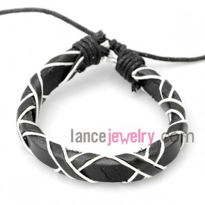 Sweet bracelet with black and white leather decorated rubber
