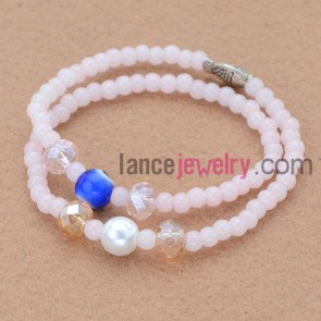 Elegant light pink color bead bracelet with acrylic bed decoration.