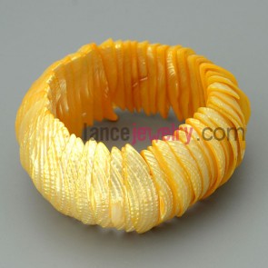 Gold crescent-shaped shells bracelet