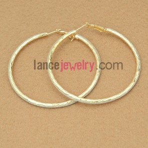 Shiny earrings with iron rings decorate pearl powder