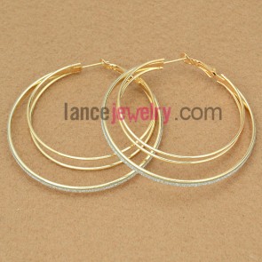 Shiny earrings with different size iron rings decorate pearl powder