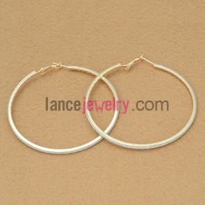 Shiny earrings with iron ring decorate pearl powder