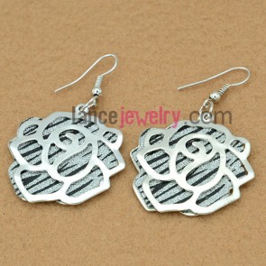Fashion earrings with big size iron flower model decorated pearl powder