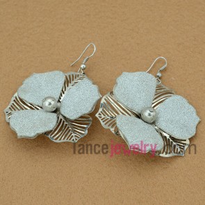 Sweet earrings with iron flower model decorate pearl powder