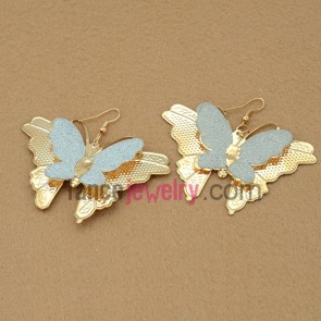 Romantic earrings with cute iron flying butterfly decorated pearl powder