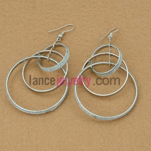 Trendy earrings with several iron rings pendant decorated shiny pearl powder