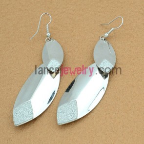 Simple earrings with different size iron pendant decorated shiny pearl powder