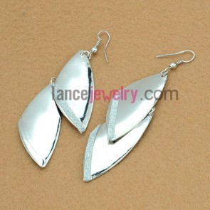 Trendy earrings with iron pendant decorated shiny pearl powder