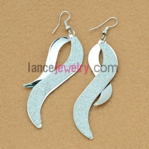 Elegant earrings with iron pendant decorated shiny pearl powder