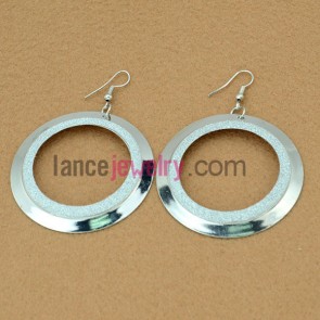 Simple earrings with hollow iron rings pendant decorated shiny pearl powder