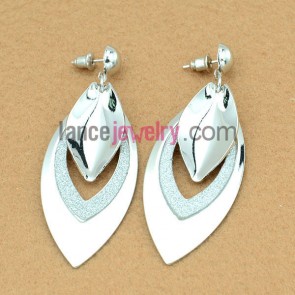 Cute earrings with hollow iron pendant decorated shiny pearl powder