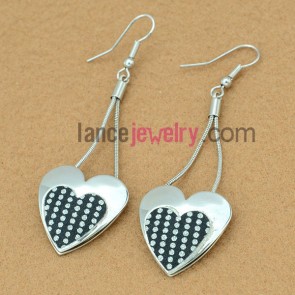 Sweet earrings with iron heart model pendant decorated shiny pearl powder 