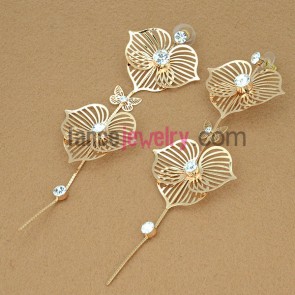 Sweet flower model earrings decorated with shiny gold plating