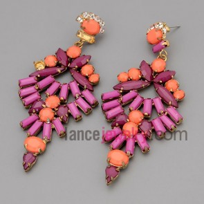 Colorful earrings with claw chain decorate many rhinestone and 
multicolor resin
