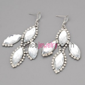 Pure earrings with claw chain decorate many rhinestone and 
shiny crystal 
