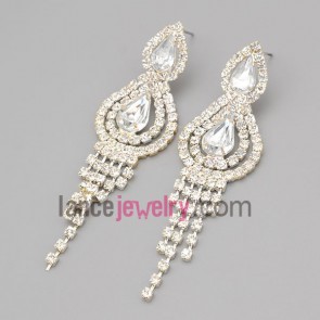 Gracious earrings with claw chain decorate many rhinestone and 
shiny crystal 
