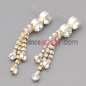Fashion earrings with claw chain decorate many shiny rhinestone 