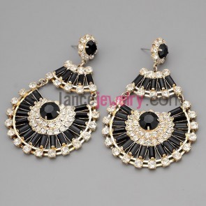 Cool earrings with claw chain decorate many shiny rhinestone and black resin